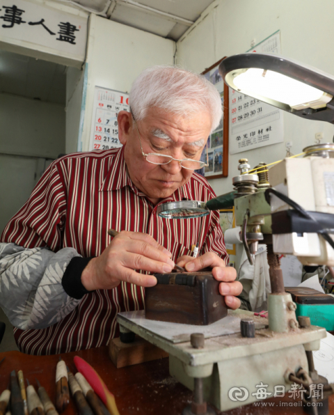 60년 경력의 도장 장인 인문당 채홍달 대표가 도장을 새기고 있다. 정운철 기자 woon@imaeil.com