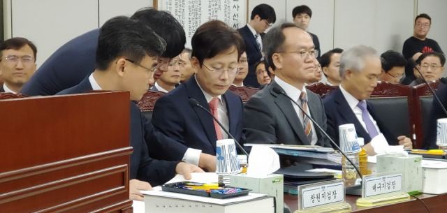 여환섭 대구지검장이 11일 대구 수성구 대구지방검찰청에서 열린 대구지검 국정감사에서 답변을 준비하고 있다. 이혜진 기자