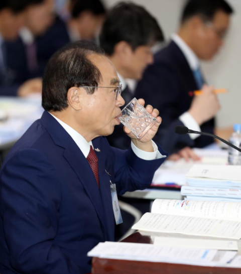 11일 부산시청에서 열린 국회 행정안전위원회의 부산시 국정감사에서 오거돈 시장이 물을 마시고 있다. 오 시장 오른쪽은 유재수 경제부시장. 연합뉴스