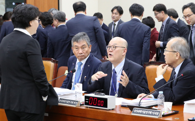 문미옥 과기부 1차관(왼쪽부터), 임철호 한국항공우주연구원 원장, 이병권 한국과학기술연구원(KIST) 원장, 원광연 국가과학기술연구회 이사장이 11일 국회에서 열린 과학기술정보방송통신위원회 국정감사에 출석, 이야기하고 있다. 연합뉴스