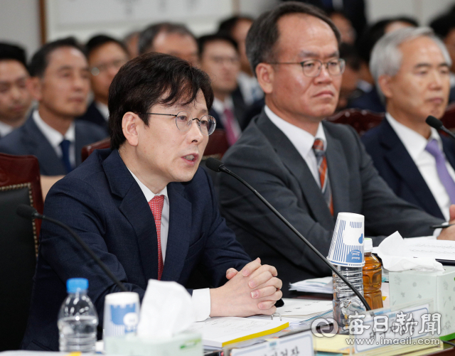 여환섭 대구지검장(왼쪽)이 11일 대구고등검찰청에서 열린 국회 법제사법위원회 국정감사에서 윤석열 검찰총장의 별장 접대 의혹을 묻는 자유한국당 장제원 의원의 질의에 답하고 있다. 우태욱 기자 woo@imaeil.com