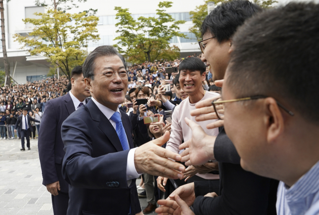 문재인 대통령이 지난 10일 오전 충남 아산시 삼성디스플레이 아산공장을 방문해 직원들과 인사하고 있다. 연합뉴스