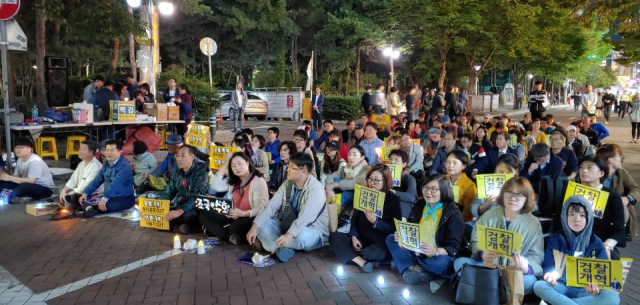 사법 적폐 청산과 검찰 개혁을 촉구하는 대구 3차 촛불문화제가 11일 오후 7시 2.28기념중앙공원 서편 이면도로에서 열렸다. 안성완 기자