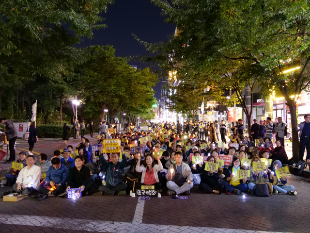 사법 적폐 청산과 검찰 개혁을 촉구하는 대구 3차 촛불문화제가 11일 오후 7시 2.28기념중앙공원 서편 이면도로에서 열렸다. 안성완 기자
