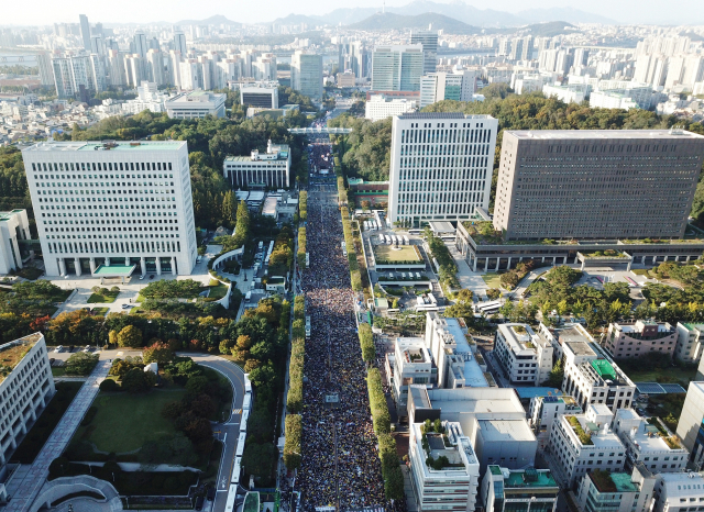 지난 10월 12일 오후 서울 서초구 대검찰청 앞 반포대로 위 도로가