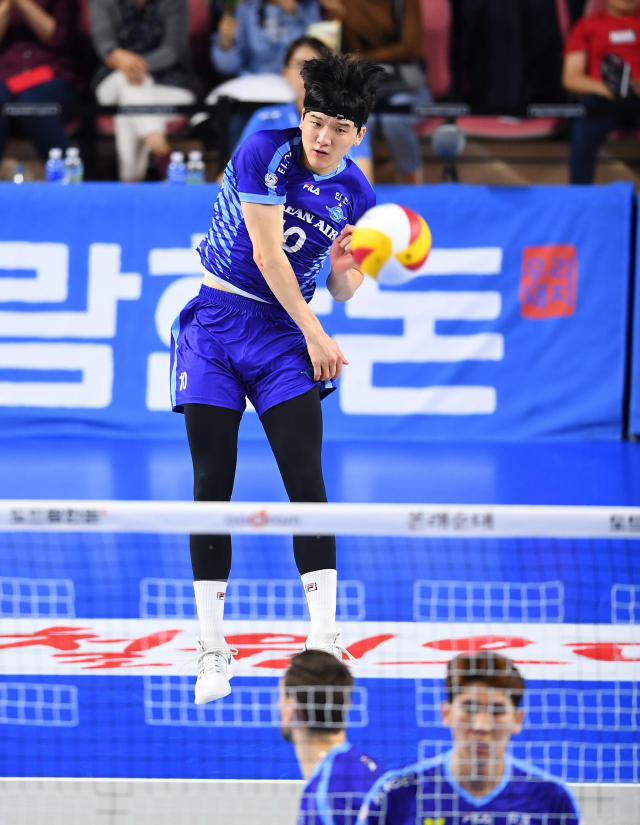 대한항공 정지석이 지난 12일 충남 천안 유관순체육관에서 열린 프로배구 도드람 2019-2020시즌 V리그 남자부 개막전에서 공격하고 있다. 대한항공은 이날 현대캐피탈을 세트 스코어 3대 1로 제압하며 시즌 첫 승리의 주인공이 됐다. 연합뉴스