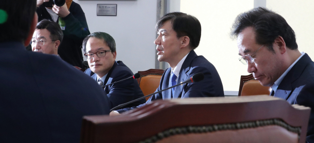 조국 법무부 장관이 13일 오후 국회 더불어민주당 대표실에서 열린 검찰개혁 고위 당정협의회에서 발언하고 있다. 오른쪽부터 이낙연 국무총리, 조국 법무부 장관, 박주민 당 검찰개혁특위위원장, 윤호중 사무총장. 연합뉴스