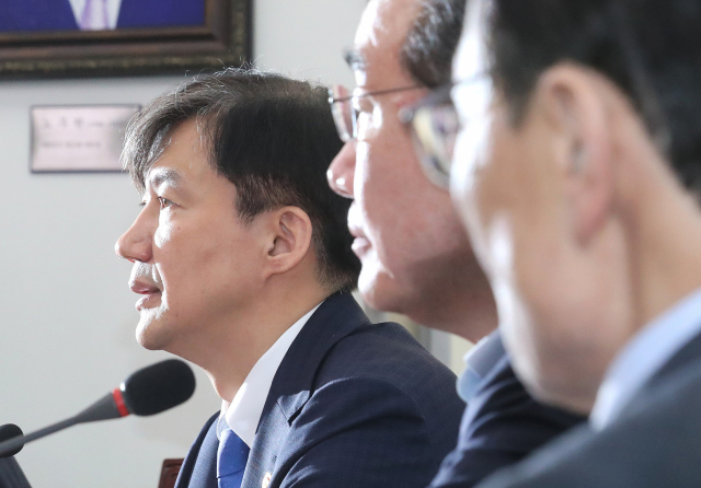 조국 법무부 장관(왼쪽)이 13일 오후 국회 더불어민주당 대표실에서 열린 검찰개혁 고위 당정협의회에서 발언하고 있다. 연합뉴스
