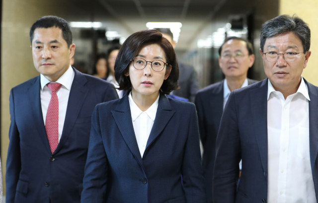 자유한국당 나경원 원내대표(가운데)와 의원들이 13일 오후 국회에서 언론장악저지 및 KBS수신료 분리징수 특별위원회 회의를 위해 이동하고 있다. 연합뉴스
