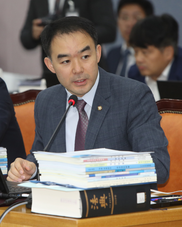 11일 오전 대구고등법원에서 열린 국회 법제사법위원회의 2019년 대구고등·지방·가정법원, 부산고등·지방·가정법원, 울산지방·가정법원, 창원지방법원에 대한 국정감사에서 바른미래당 채이배 의원이 질의하고 있다. 연합뉴스