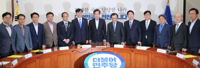 13일 오후 국회 더불어민주당 대표실에서 열린 검찰개혁 고위 당정협의회에서 이해찬 대표, 이낙연 국무총리, 조국 법무부 장관 등이 회의에 앞서 기념촬영을 하고 있다. 연합뉴스