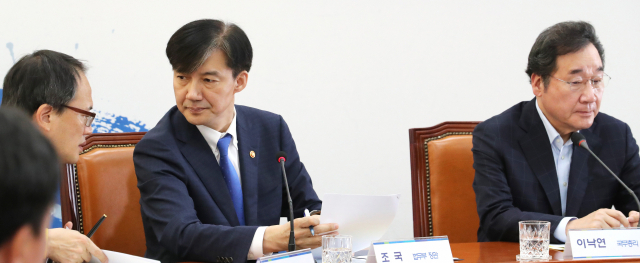 조국 법무부 장관(왼쪽 두번째)과 박주민 당 검찰개혁특위위원장이 13일 오후 국회 더불어민주당 대표실에서 열린 검찰개혁 고위 당정협의회에서 대화하고 있다. 오른쪽은 이낙연 국무총리. 연합뉴스