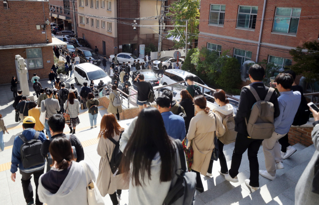 12일 서울 명지고에서 치러진 2019년도 서울특별시 지방공무원 제3회 공개경쟁 임용 필기시험을 마친 응시생들이 고사장을 나서고 있다. 연합뉴스
