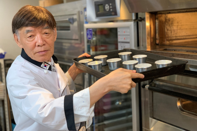 최계호(71) 전 경북과학대학 총장이 빵과 과자를 굽고 있다. 최 총장은 