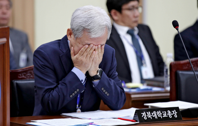 14일 오전 안동 경북도교육청에서 열린 국회 교육위원회의 경북대학교, 안동대학교, 금오공과대학교, 대구교육대학교, 경북대병원, 경북대 치과병원 등에 대한 국정감사에서 김상동 경북대 총장이 생각이 잠겨있다. 김영진 기자 kyjmaeil@imaeil.com