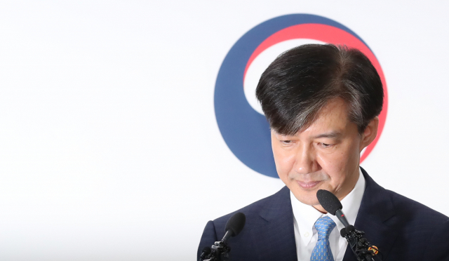 조국 법무부 장관이 14일 오전 경기도 정부과천청사에서 특수부 축소 등을 주요 내용으로 하는 검찰개혁안을 발표하기 위해 마이크 앞에 서고 있다. 연합뉴스