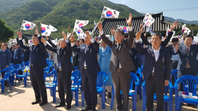 이강년 선생 순국 111주기 추모제에서 순국 110주년 기념사업추진위원회 공동위원장을 맡는 등 사업회 발족에 산파역할을 한 현한근 문경문화원장(오른쪽에서 두번째) 등 내빈들이 태극기를 흔들고 있다. 문경시 제공