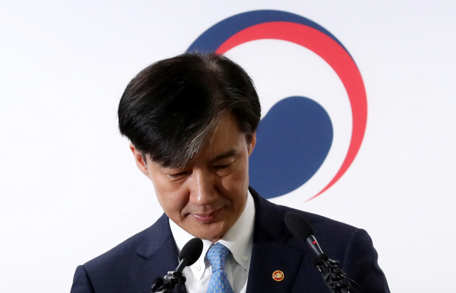 조국 법무부 장관이 14일 오전 경기도 정부과천청사에서 특수부 축소 등을 주요 내용으로 하는 검찰개혁안을 발표하기 위해 마이크 앞으로 향하고 있다. 조 장관은 이날 오후 전격 사퇴 의사를 밝혔다. 연합뉴스
