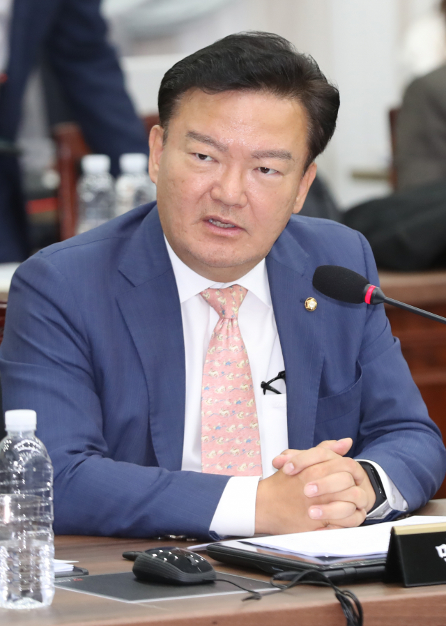 8일 오전 제주도청에서 열린 국회 국토교통위원회 국정감사에서 자유한국당 민경욱 위원이 질의하고 있다. 연합뉴스