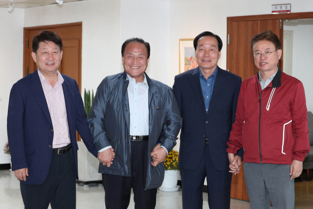 권영진 대구시장(왼쪽부터), 김영만 군위군수, 김주수 의성군수, 이철우 경북도지사가 13일 오후 대구시청에서 통합신공항 최종후보지 선정 주민투표 방식에 대해 극비 회동을 가진 뒤 기념촬영을 하고 있다. 정운철 기자 woon@imaeil.com