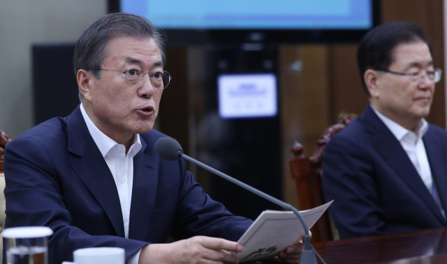 문재인 대통령이 14일 오후 청와대에서 수석·보좌관 회의 모두발언을 하고 있다. 연합뉴스