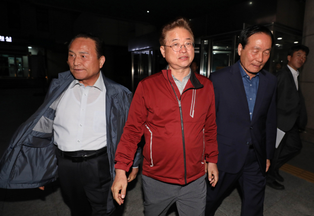 왼쪽부터 김영만 군위군수, 이철우 경북도지사, 김주수 의성군수가 13일 오후 대구시청 시장실에서 권영진 시장과 통합신공항 최종후보지 선정 주민투표 방식에 대해 극비 회동을 가진 뒤 시청사를 떠나고 있다. 정운철 기자 woon@imaeil.com