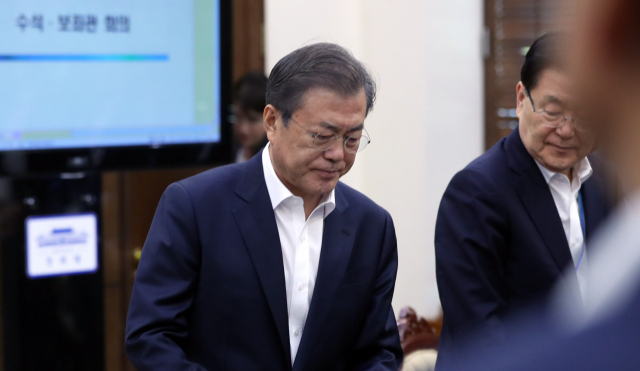 문재인 대통령이 14일 오후 청와대에서 수석·보좌관 회의에 참석하고 있다. 연합뉴스
