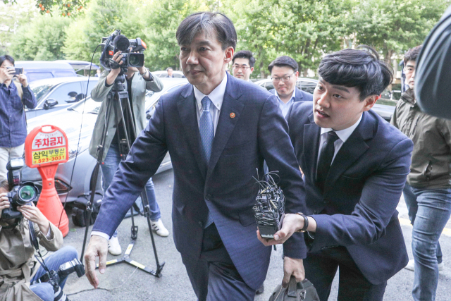 전격적으로 사의를 밝힌 조국 법무부 장관이 14일 오후 방배동 자택으로 들어가고 있다. 연합뉴스