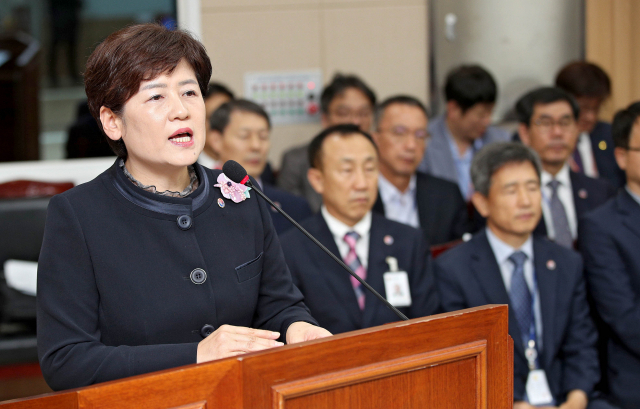 14일 오후 경북 안동 경북도교육청에서 열린 국회 교육위원회의 경상북도교육청, 강원도교육청, 대구광역시교육청 등에 대한 국정감사에서 강은희 대구교육감이 업무보고를 하고 있다. 김영진 기자 kyjmaeil@imaeil.com