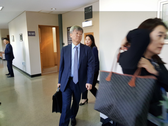 14일 경북 포항지진 손해배상 소송이 진행된 대구지법 포항지원에서 정부 측 변호인단이 법정을 나오고 있다. 배형욱 기자