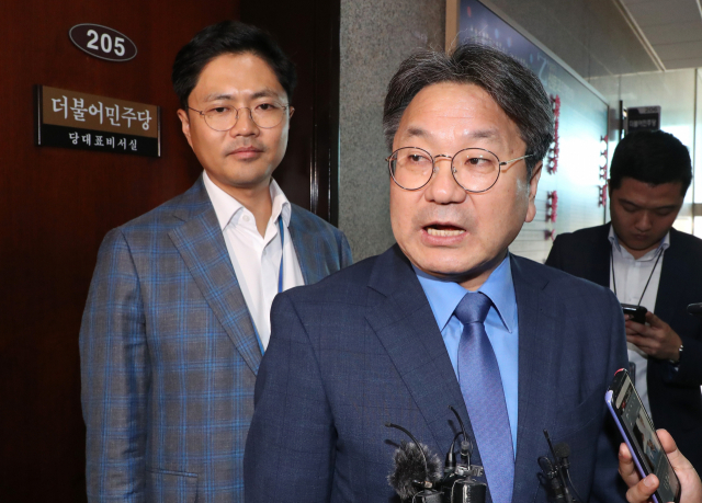 조국 법무부 장관이 사의를 밝힌 14일 오후 강기정 청와대 정무수석이 더불어민주당 이해찬 대표를 만난 뒤 나와 취재진의 질문을 받고 있다. 연합뉴스