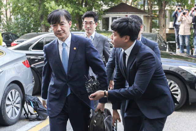 전격적으로 사의를 밝힌 조국 법무부 장관이 14일 오후 방배동 자택으로 들어가고 있다. 연합뉴스