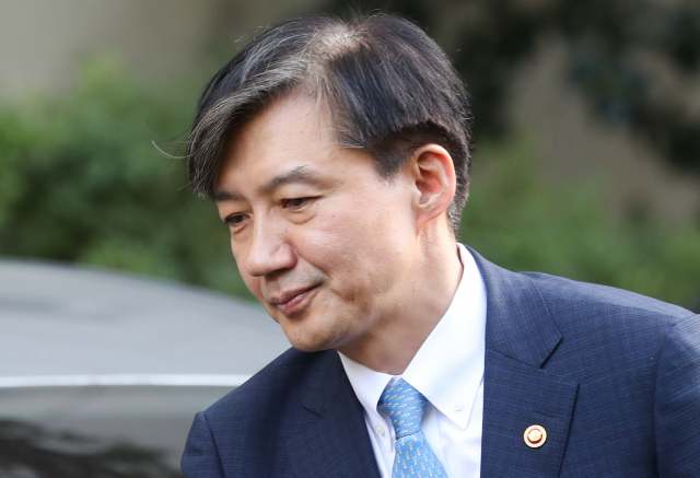전격적으로 사의를 밝힌 조국 법무부 장관이 14일 오후 방배동 자택으로 들어가고 있다. 연합뉴스