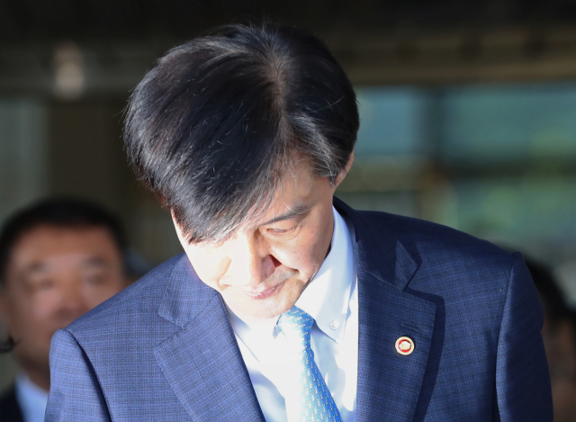 전격적으로 사의를 밝힌 조국 법무부 장관이 14일 오후 정부과천청사 법무부를 나서고 있다. 연합뉴스