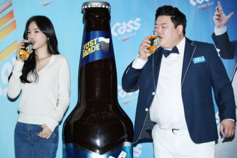 그룹 에이핑크 손나은(왼쪽)과 코미디언 김준현이 지난 8일 카스(CASS)의 신규 TV 광고 