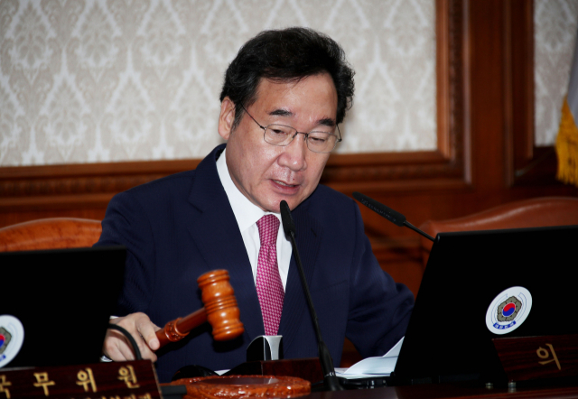 이낙연 국무총리가 15일 정부서울청사에서 열린 국무회의에 참석해 개회하고 있다. 연합뉴스
