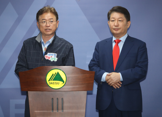 이철우 경북도지사(사진 왼쪽)와 권영진 대구시장. 자료사진 연합뉴스