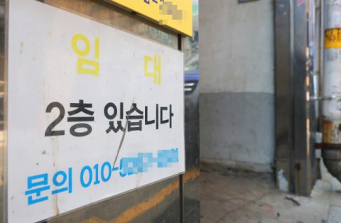 은행 예·적금 및 보험 해지 건수가 증가세를 보이고 있다. 서민 가계의 어려움과 경기 침체를 방증하는 것이란 해석이 나온다. 연합뉴스