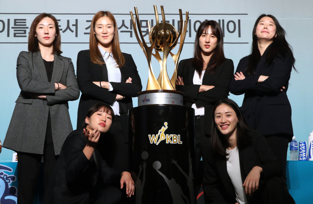 10일 오전 서울 서대문구 홍은동 그랜드힐튼호텔에서 열린 하나원큐 2019-2020 여자프로농구 미디어데이 행사에서 6개 구단 선수들이 우승 트로피와 함께 기념촬영을 하며 이번 시즌 선전을 다짐하고 있다. 뒷줄 왼쪽부터 반시계 방향으로 우리은행 박혜진, 삼성생명 배혜윤, 신한은행 김단비, KB스타즈 강아정, KEB하나은행 강이슬, BNK썸 구슬. 연합뉴스
