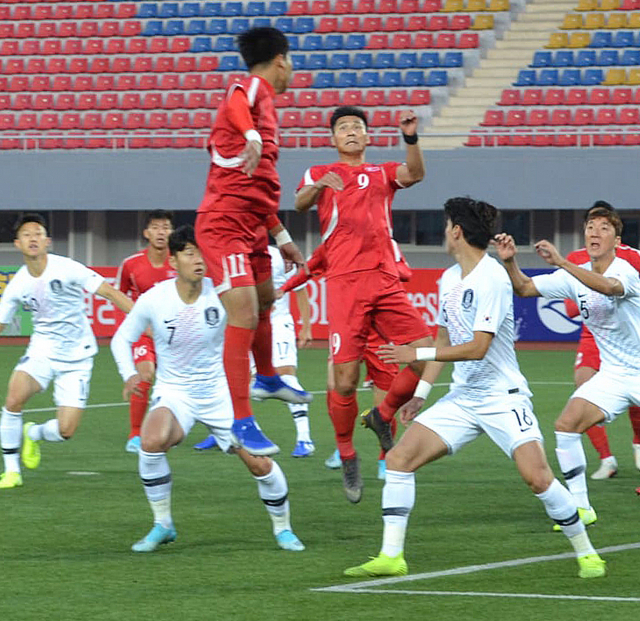 15일 북한 평양 김일성 경기장에서 열린 대한민국과 북한과 월드컵 아시아지역 2차 예선 H조 3차전 경기에서 북한 박광룡(11번)이 헤딩을 하기 위해 점프하고 있다. 파울루 벤투 감독이 이끄는 축구 대표팀은 원정에서 접전 끝에 0대0 무승부를 거뒀다. 아시아축구연맹 제공