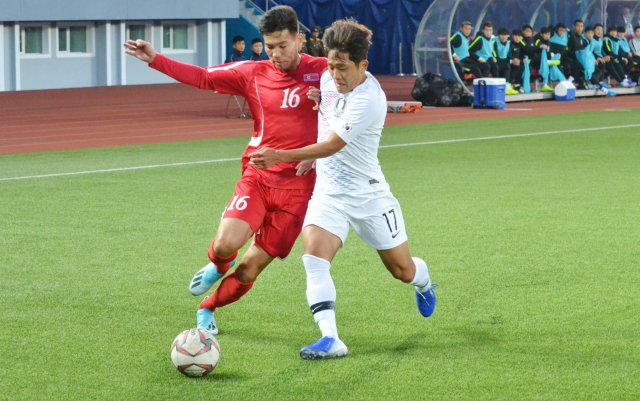 15일 북한 평양 김일성 경기장에서 열린 대한민국과 북한과 월드컵 아시아지역 2차 예선 H조 3차전 경기에서 한국 나상호(17번)와 박명성(16번)이 공다툼을 하고 있다 파울루 벤투 감독이 이끄는 축구 대표팀은 원정에서 접전 끝에 0대0 무승부를 거뒀다. 연합뉴스
