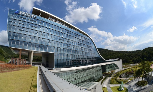15일 오후 열린 국회 산업통상자원중소벤처기업위원회의 한국가스공사, 한국석유공사, 한국광물자원공사, 대한석탄공사 등의 국정감사에서 자유한국당 곽대훈 의원이 질의하고 있다. 연합뉴스