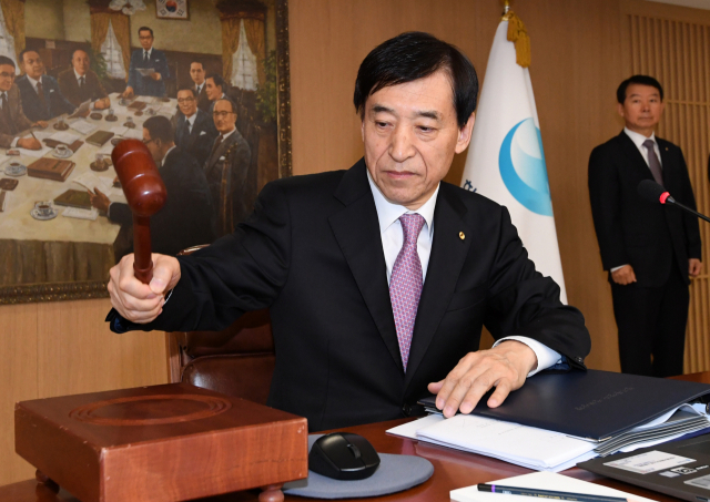 이주열 한국은행 총재가 16일 오전 서울 중구 한국은행에서 열린 금융통화위원회 회의에 참석해 개회선언을 하고 있다. 연합뉴스
