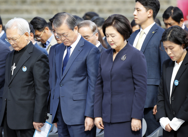 문재인 대통령과 김정숙 여사가 16일 오전 경남 창원시 경남대학교 운동장에서 열린 제40주년 부마민주항쟁 기념식에서 순국선열 및 호국영령, 민주열사에 대한 묵념을 하고 있다. 연합뉴스