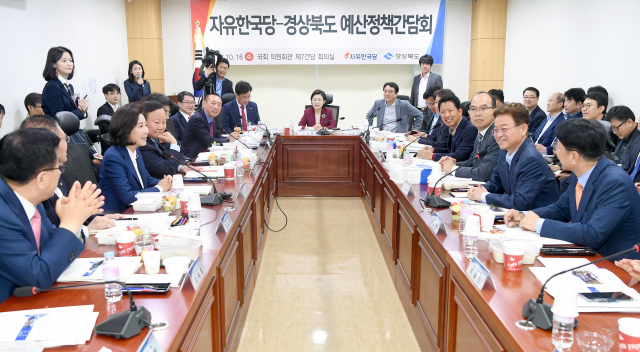 16일 국회에서 열린 경상북도·자유한국당 예산정책간담회에서 참석자들이 환담을 나누고 있다. 경북도 제공