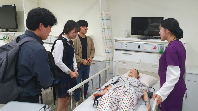 최근 대구과학대학교에서 진행된 2020학년도 수시1차 모집 면접에서 간호학과 재학생이 면접 응시생들에게 학과 실습기자재에 대해 설명하고 있다. 대구과학대 제공