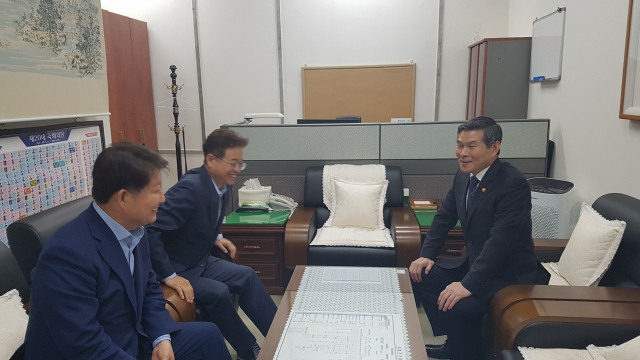 권영진 대구시장과 이철우 경북도지사가 지난달 16일 정경두 국방부 장관을 만나 대구경북 통합신공항 최종 이전지 선정 기준(안)을 협의하고, 이르면 내달 초까지 확정하기로 했다. 대구시 제공