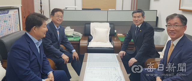 권영진(맨 왼쪽) 대구시장과 이철우(왼쪽에서 두번째) 경북도지사가 지난 16일 정경두(왼쪽에서 세번째) 국방부 장관, 한현수 국방부 군공항이전사업단장을 만나 대구경북 통합신공항 최종 이전지 선정 기준을 협의하고 있다. 대구시 제공