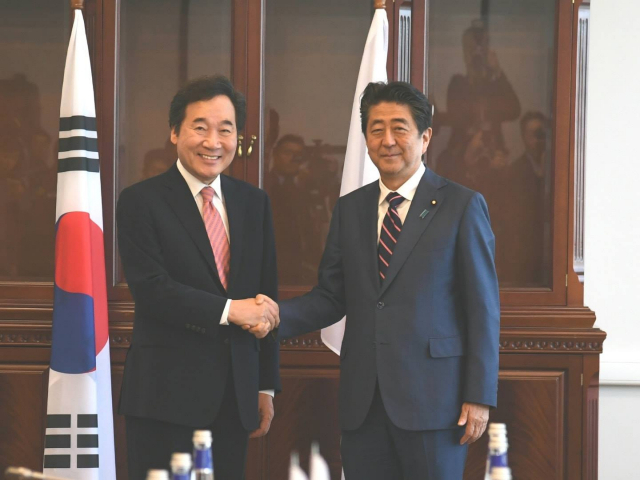 이낙연 국무총리가 2018년 9월11일 제4차 동방경제포럼이 열린 러시아 극동연방대에서 아베 신조 일본 총리와 면담하고 있다. 이낙연 페이스북