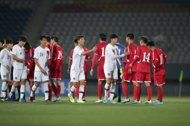15일 북한 평양 김일성 경기장에서 열린 대한민국과 북한과 월드컵 아시아지역 2차 예선 H조 3차전 경기에서 손흥민이 북한 선수들과 인사하고 있다. 파울루 벤투 감독이 이끄는 축구 대표팀은 원정에서 접전 끝에 0-0 무승부를 거뒀다. 연합뉴스